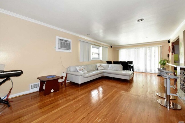 Foto del edificio - 73-04 196th Pl