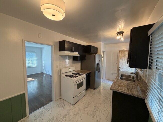 Foto del edificio - 124 N Beachwood Dr