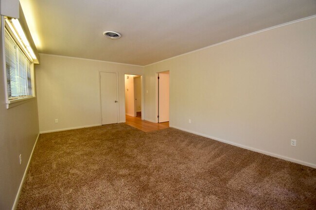 Foto del edificio - 3 Bedroom with Fenced in Backyard and Shop!