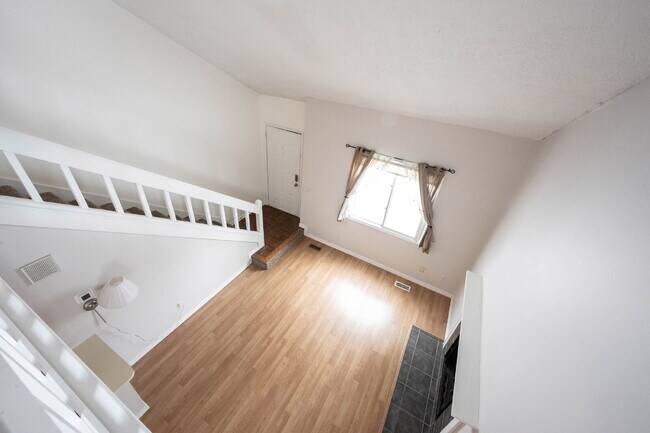 Foto del edificio - "Charming 2-Bedroom Townhouse Retreat with 2 Full Baths in Fishers – Spacious 1,522 Sq Ft Living!"