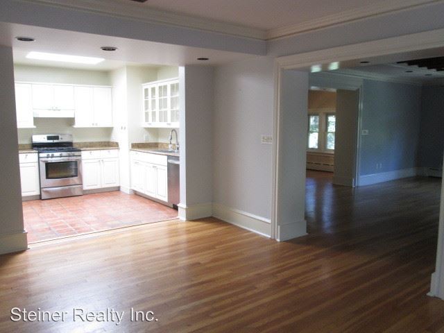 Building Photo - 3 Hollenden Pl