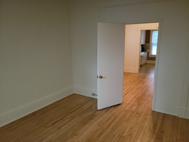 Dormitorio n.° 1 (12' x 12') - 3115 N Bartlett Ave - Lower