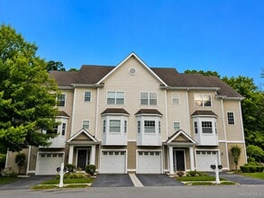 Building Photo - 54 Fairways Dr