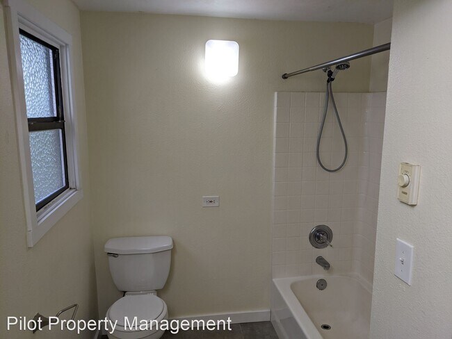 Building Photo - 922 N 85th St