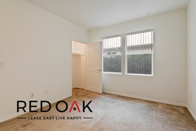 Foto del edificio - Gorgeous, Sun-Drenched Two Bedroom Walk Up...
