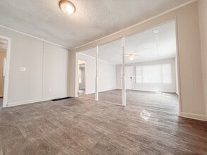Building Photo - 2203 Eleanor Dr