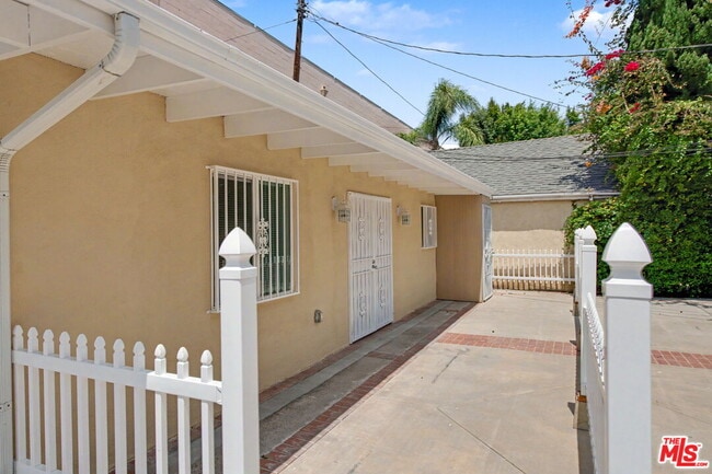 Building Photo - 2153 Glendon Ave