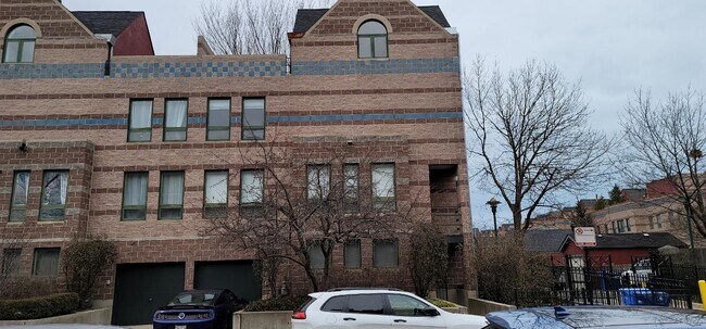 Building Photo - 906 E 54th St