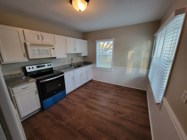 Building Photo - 4015 Valley View Dr