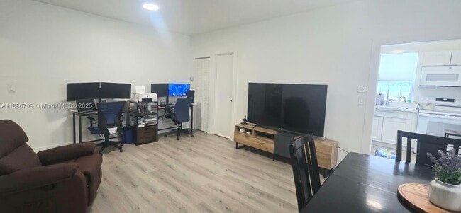 Foto del edificio - 2542 SW 8th St