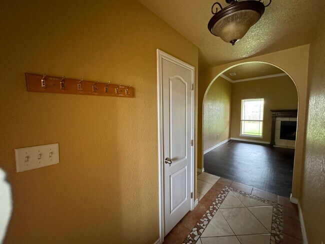 Building Photo - 360 Virtual Tour Available