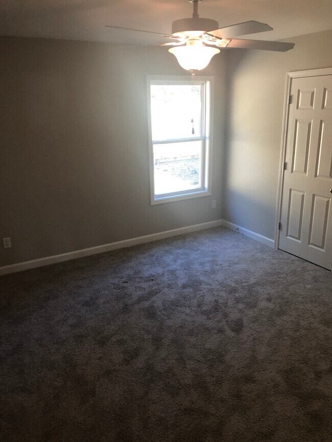 Building Photo - FIRST MONTH'S RENT FREE!