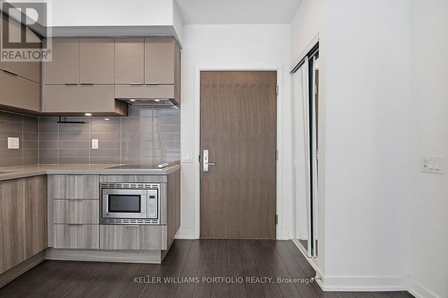 Building Photo - 39 Roehampton Ave