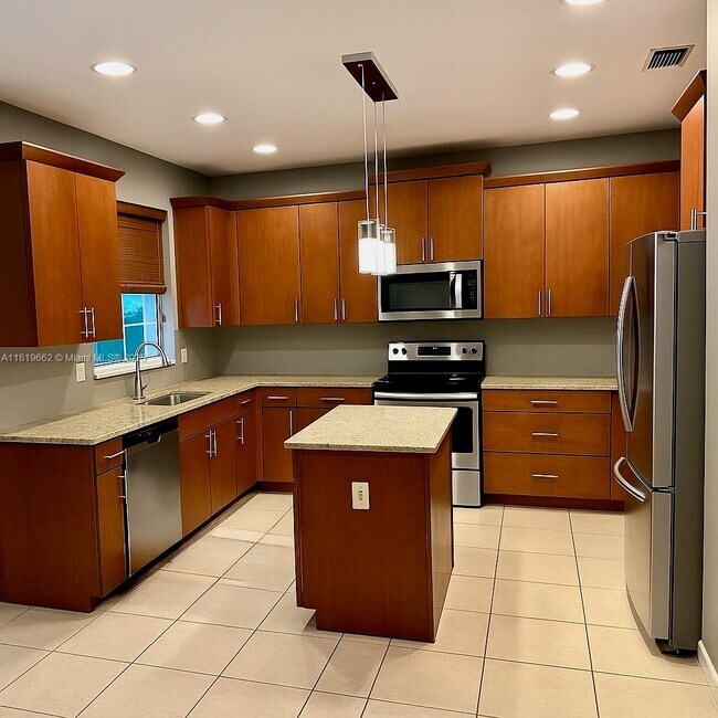 Foto del edificio - 2028 SW 16th Terrace