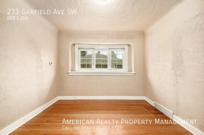 Foto del edificio - 233 Garfield Ave SW