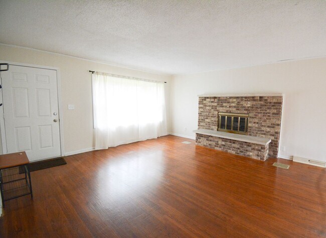 Foto del edificio - Beautiful multi-level with Gorgeous Yard and LOTS of Storage!