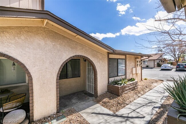 Foto del edificio - 5701 Smoke Ranch Rd
