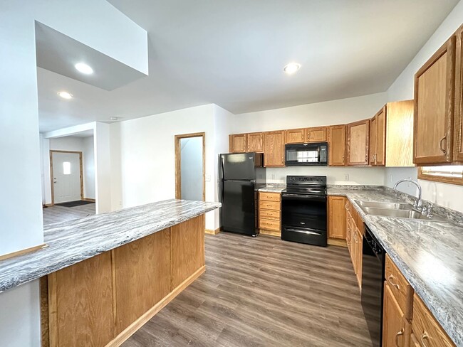 Foto del edificio - AVAILABLE JUNE/JULY - Remodeled 3 Bed 1.5 ...