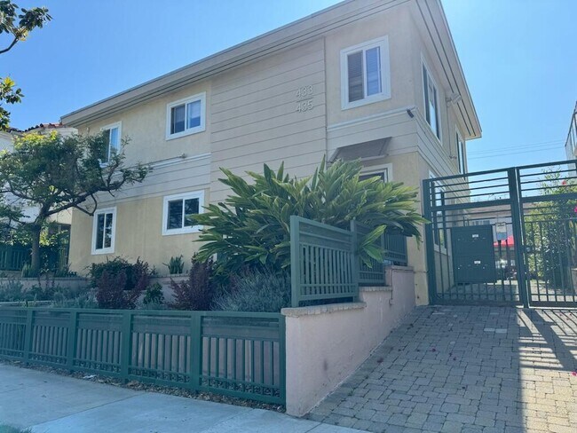 Building Photo - 435 S Doheny Dr