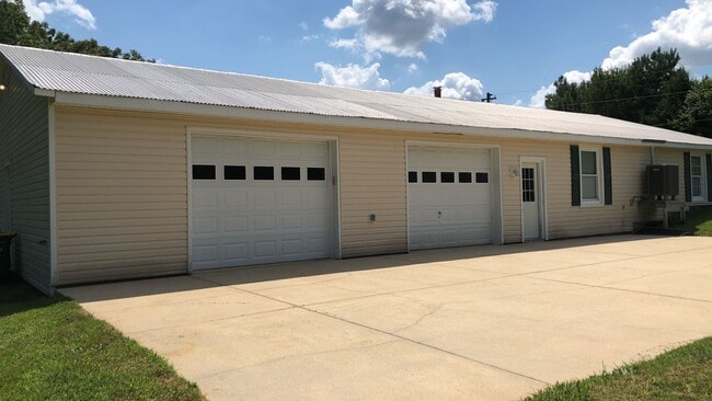 Building Photo - Very large 2 bedroom Rambler in Park Hall, MD