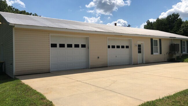 Foto del edificio - Very large 2 bedroom Rambler in Park Hall, MD