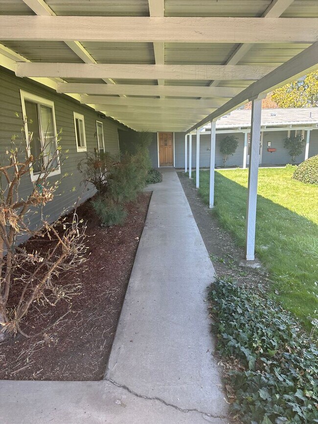 Building Photo - Hard to find 2 bdrm, 1.5 bath unit with wa...