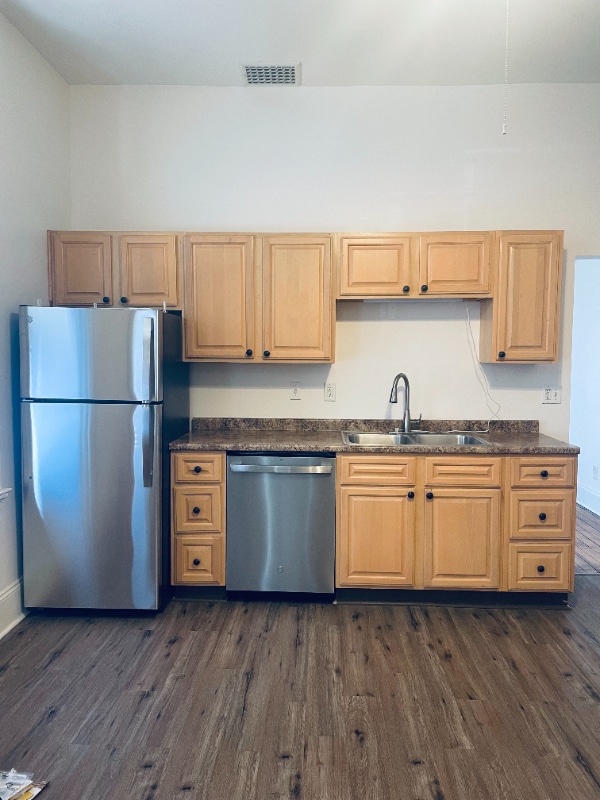 Building Photo - 219 W 15th St