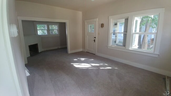 Building Photo - One Bedroom House off of Grand Ave!