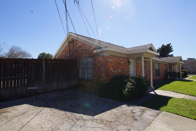 Building Photo - 6525 Renwick Dr