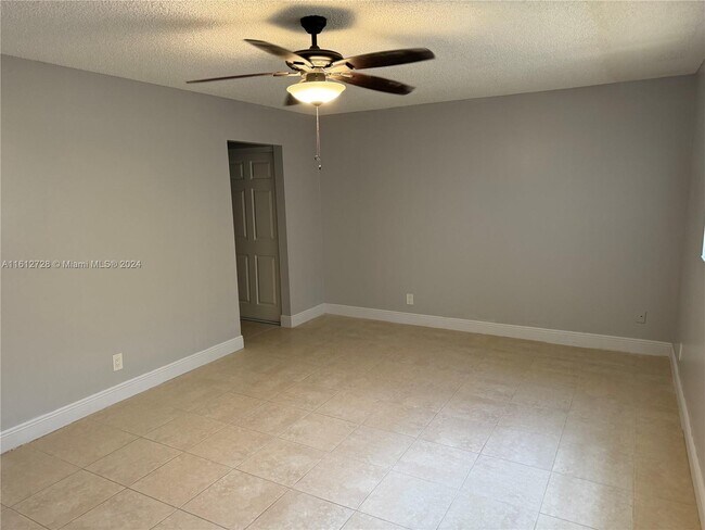 Foto del edificio - 5820 NW 17th Pl