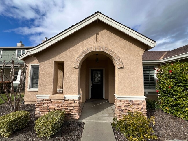 Building Photo - 4 bedrooms, an office and single-story hom...