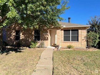 Building Photo - 4352 Mesa Dr