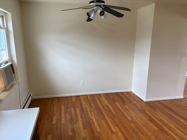 Foto del edificio - 24 Rolling Ridge Rd