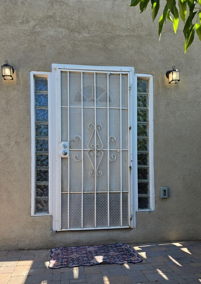 Building Photo - Remodeled 2 Bedroom 1 Bath 1 Car Garage with private courtyard in Nob Hill