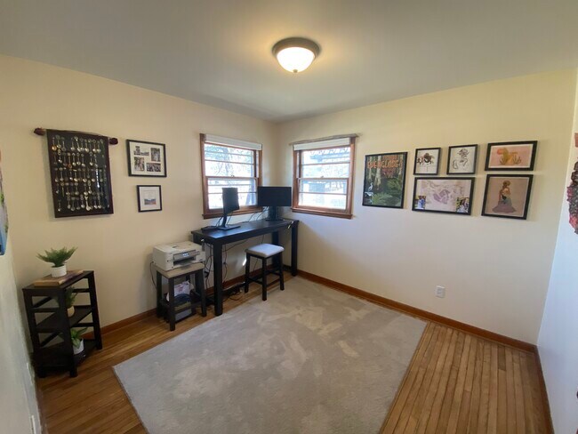 Building Photo - 1002 E Southdowns Dr