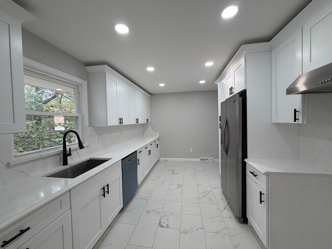 Building Photo - Beautiful Update Brick Ranch!