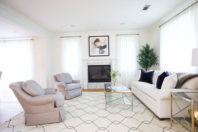 Foto del edificio - 2717 Kelton Ave