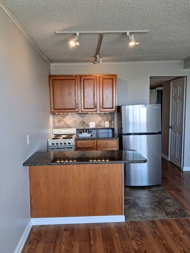 Foto del edificio - Fantastic deal on a great location!  This studio/1bath is available for EARLY MOVE IN at $1000/month