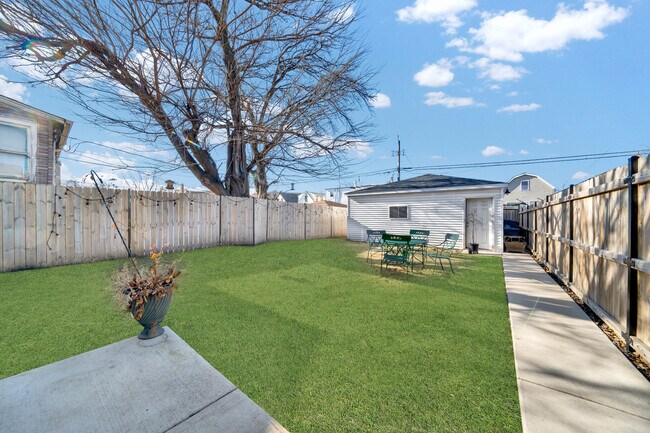 Building Photo - 1522 N Leamington Ave