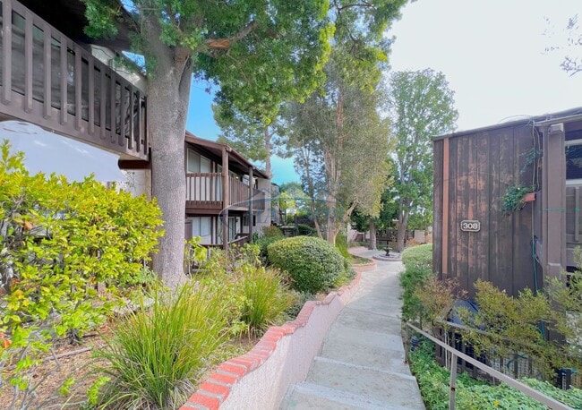 Building Photo - Stylish Condo with Pool, Fitness Center & ...