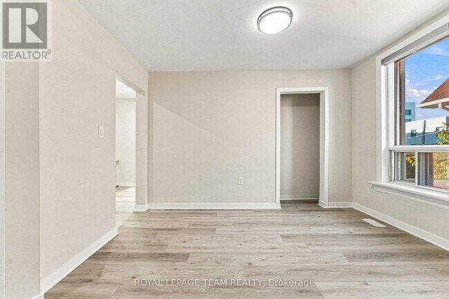 Building Photo - 13 Balsam St