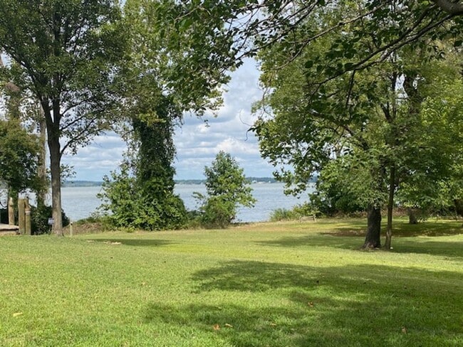 Building Photo - Riverside Drive