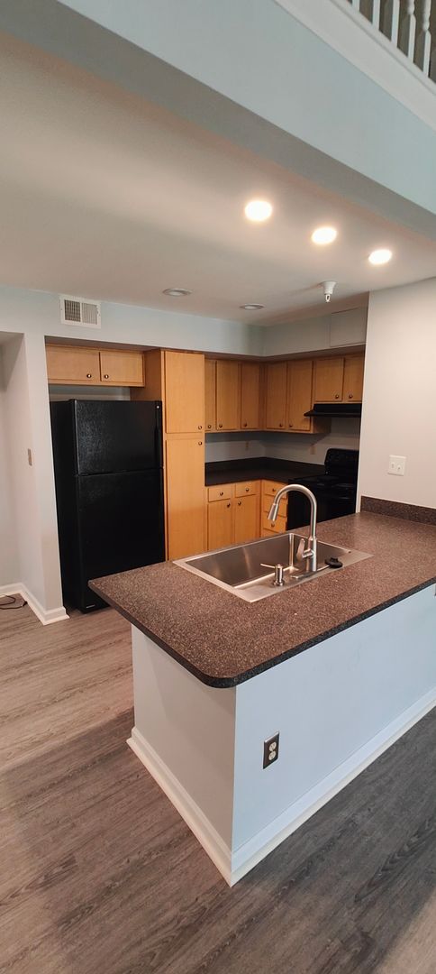 Building Photo - Rent special! 1 BR/ 1 BA Fabulous Two-Leve...