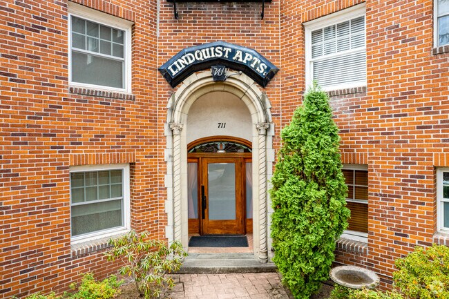 Foto del edificio - 711 NE Randall Ave