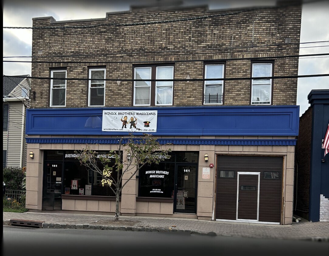 Frente - 141 Franklin Ave