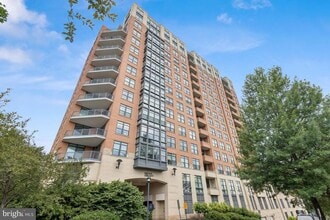 Building Photo - 1830 Fountain Dr