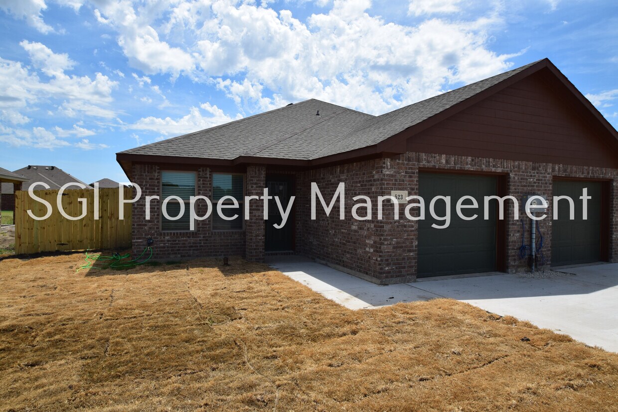 Primary Photo - Adorable 2 bedroom with large yard