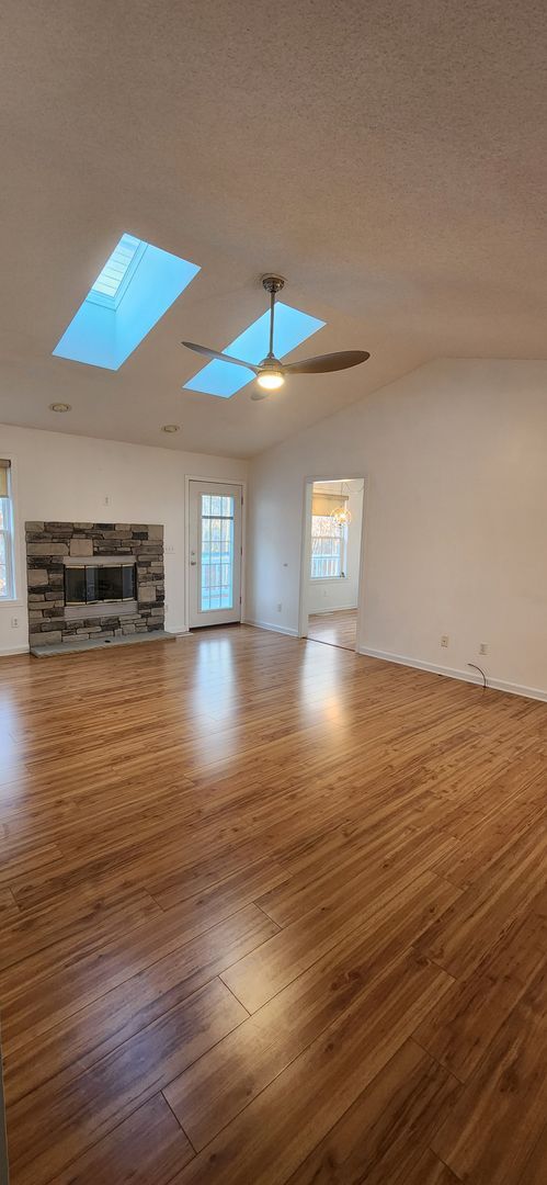 Foto del edificio - 3 bedroom / 2 bath Perfect location *Available for a 12 month lease* Unfurnished