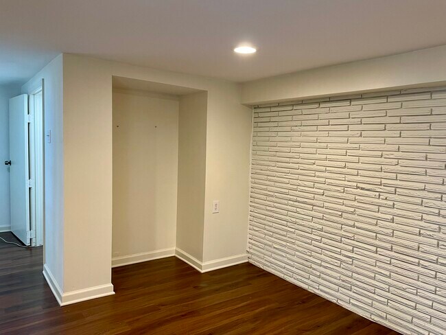 El nicho es la sala de estar, puerta a la sala adicional. - 912 Wilson Dr