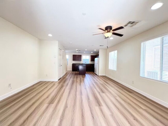 Building Photo - Bright & Spacious 3-Bedroom Rental in Hend...